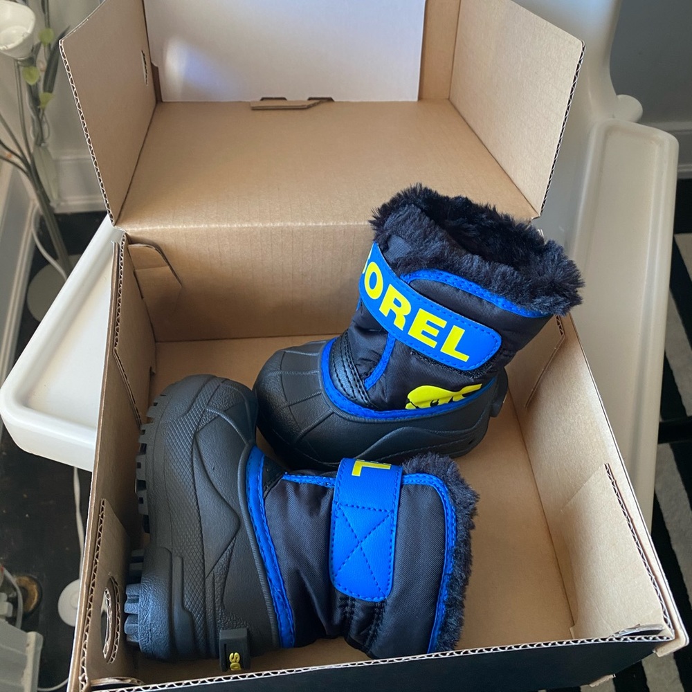 Sorel winter boot kids (size 4) - NWT